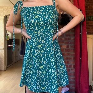Vibrant Floral Sundress fr Prettylittle Thing